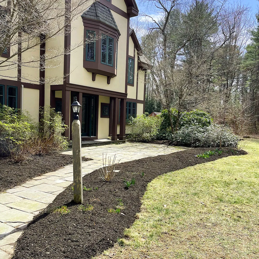 Picture of new mulch in plant bed for mulching near me